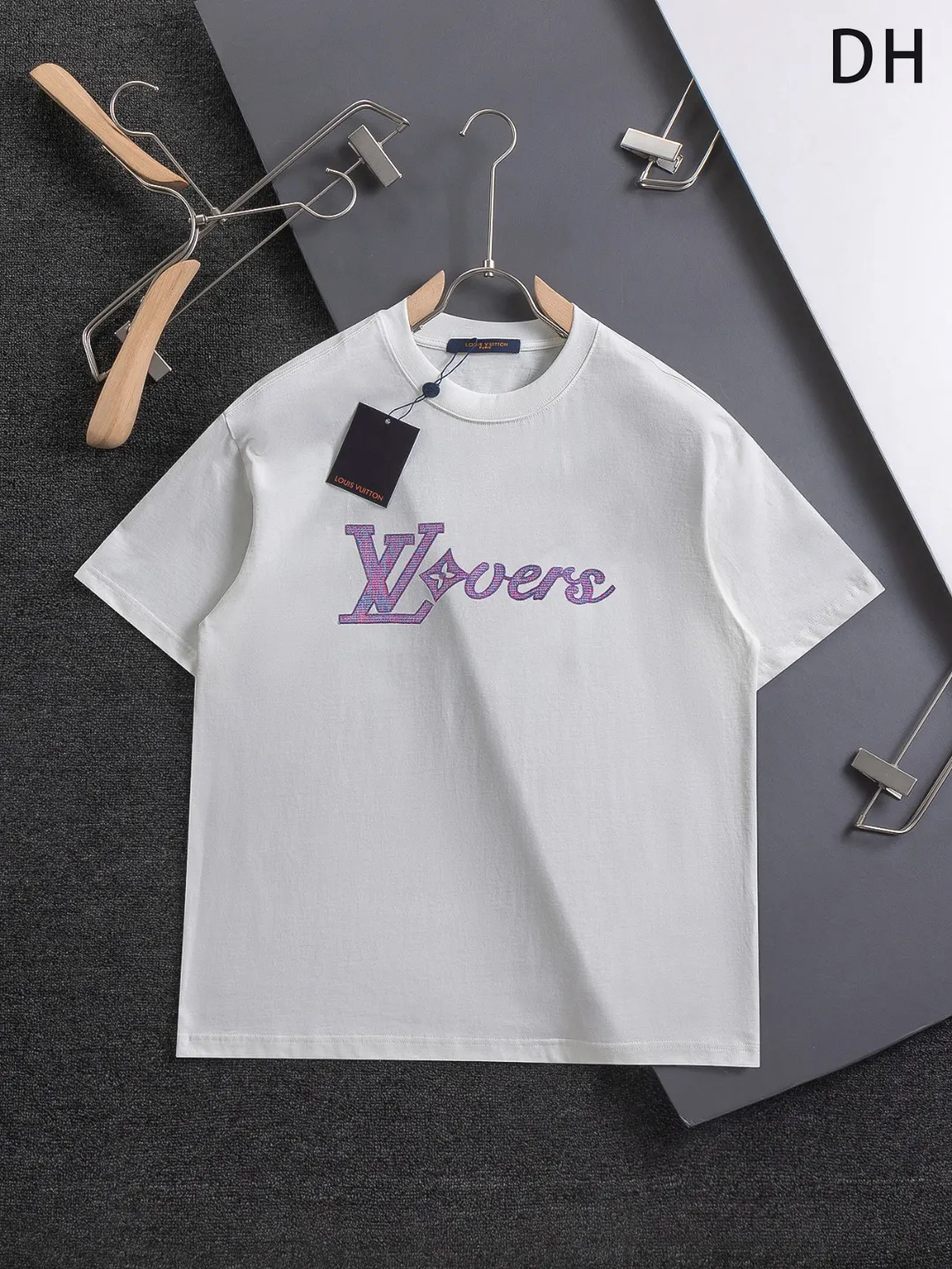 🅿️190 Louis Vuitton 1V micro-wide version S-Xl LV 25ss new product counters are on the shelves at the same time. Colorful purple letter design embroidery. Letter embroidery round neck short-sleeved T-shirt, same style for men and women! Synchronized with the official website, pure cotton fabrics at the counter! It is close to the skin and comfortable, durable and easy to wear. It has a classic and simple logo design and meticulous original craftsmanship. Short-sleeves, a must-have item for men, do not appear to be the same for the general public, but must be unique and eye-catching. This LV short-sleeve is all about quality, comfort, the same shape and fashion as always, including fabrics and cutting techniques. All of them have been made with great effort! 320 grams of washed pure cotton fabric, pure cotton is breathable, very refreshing and comfortable for daily wear. The rib knitting on the neckline is smooth and tight, and the neckline will not be skewed if you toss it at will. The loose version, you will find that it looks really good on the upper body. The overall is minimalist and neat, super versatile for daily use! Pair it casually with a pair of pants for a youthful look. A T-shirt will make your outfit crazy. It is a fashionable item that can never go wrong! Black, white, size: S-XL Size chart: S: Shoulder width 50-Bust 54-Length 70 M: Shoulder width 52-Bust 56.5-Length 72 L: Shoulder width 54-Bust 59-Length 74 XL: Shoulder width 56-Bust 61.5-Length 76